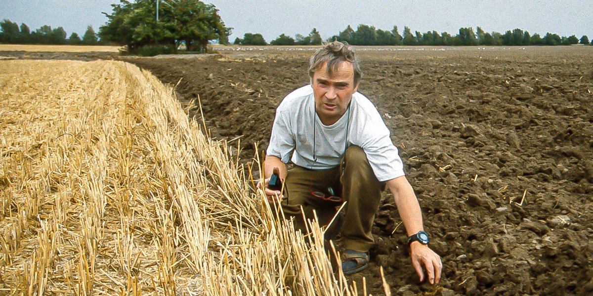 Gerhard Fröhlich vom NABU-Naturschutzinstitut Leipzig 2007 auf einer zu kartierenden Fläche. | Foto: Dieter Weber 